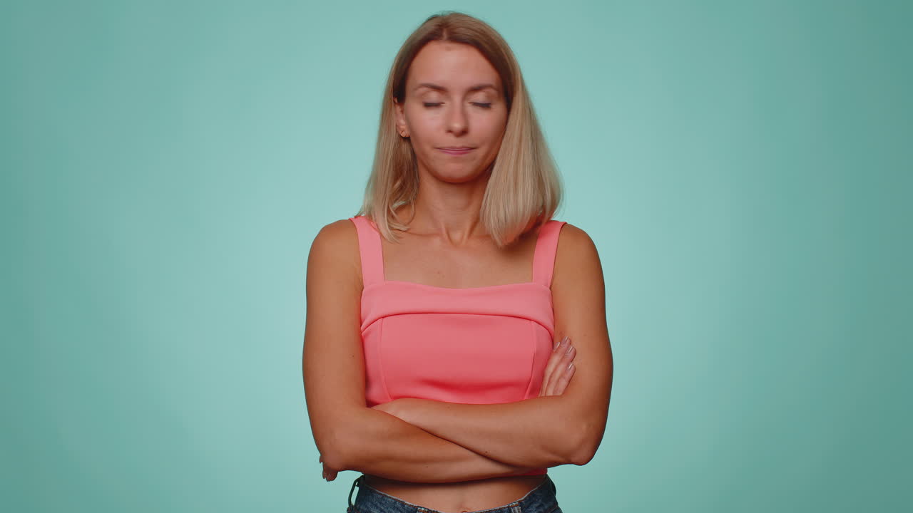 불쾌한 끔찍한 아이디어에 반응하는 불만족스러운 화가 난 여자 나쁜 품질로 불만족스러운 머리를 흔들지 마