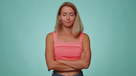 mujer disgustada disgustada reaccionando a una idea desagradable horrible insatisfecha con mala calidad sacude la cabeza no