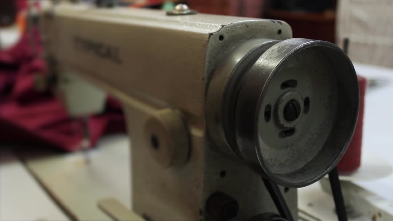 процесс пошива ткани из швейной ткани