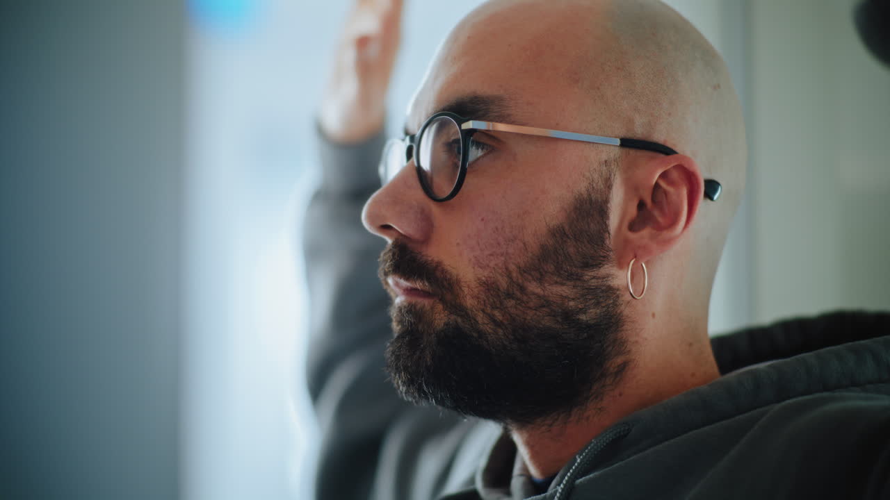 hombre en vista de perfil, expresión pensativa