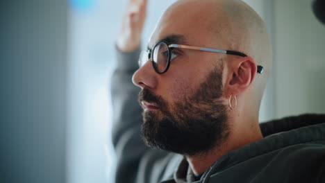 hombre en vista de perfil, expresión pensativa