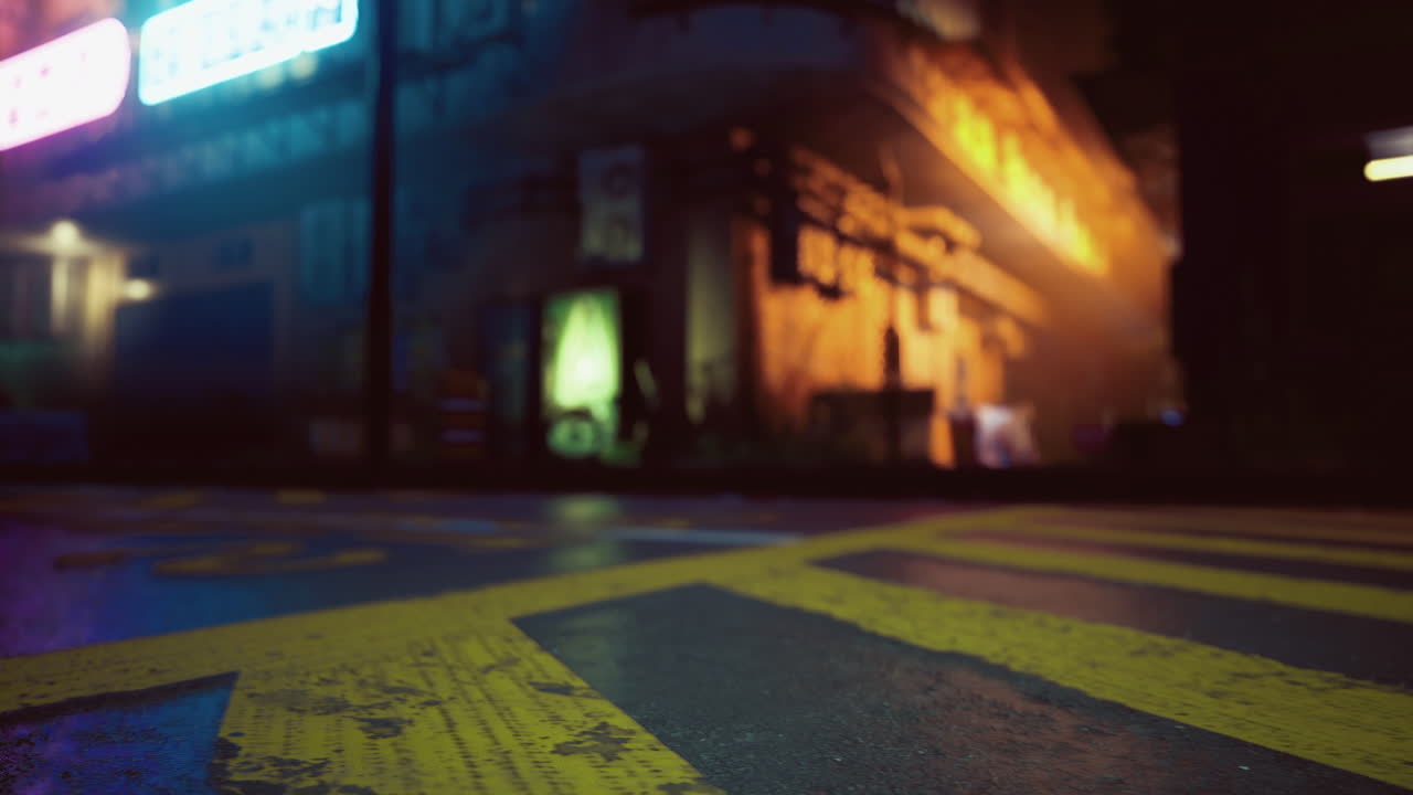 Visão noturna de uma rua com luzes neon e pavimento molhado em um ambiente urbano