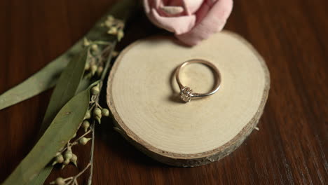 close up pan of a rose gold engagement ring