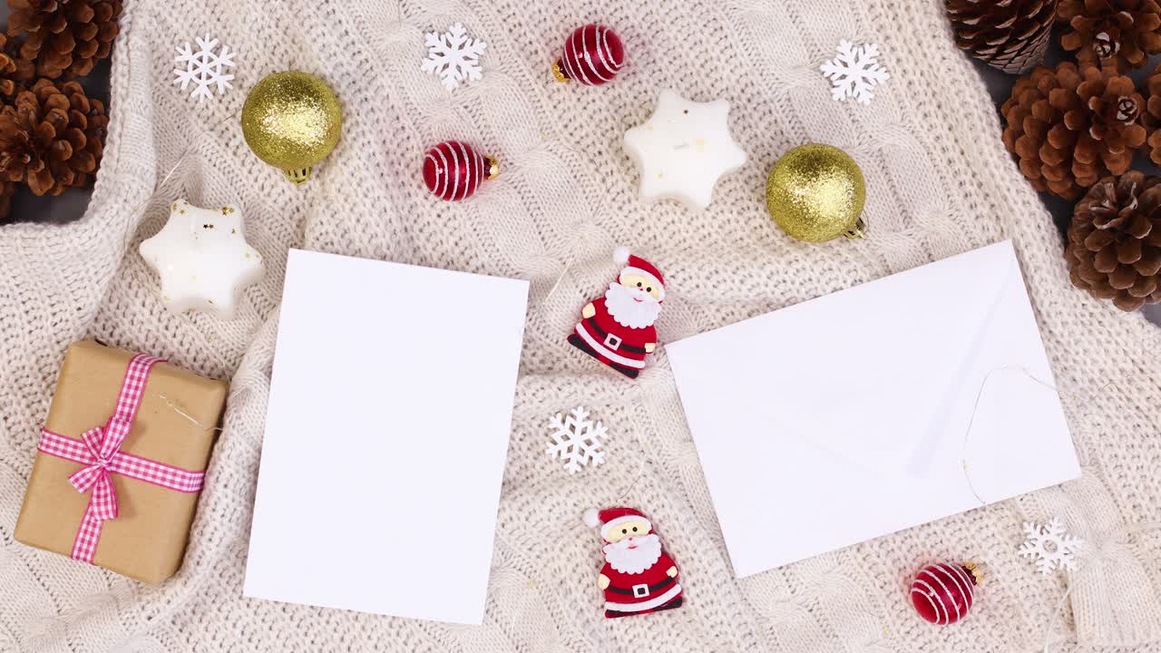 luces de navidad parpadeantes en tema de punto con sobre para deseos y adornos de navidad.
