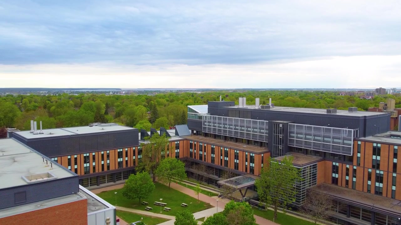 Quebec, Kanada'daki Concordia Üniversitesi'nin İkonik Loyola Kampüsü, havadan drone görüntüsü