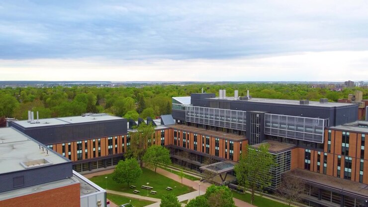 Icônico Campus Loyola da Universidade Concordia em Quebec, Canadá, vista aérea de drone