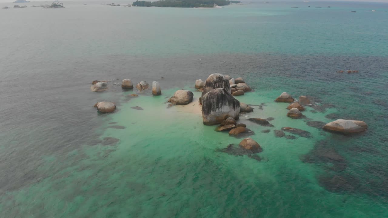 grandes rocas de granito en medio del mar en la isla de belitung indonesia, aero