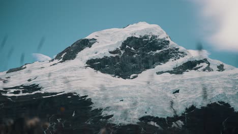 아프리카 남부 파타고니아의 아르헨티나 호수 (lago argentino) 에 있는 페리토 모레노 빙하 근처에 있는 눈이 쌓인 바위 산맥.