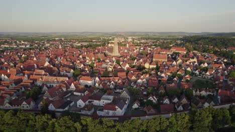 drone aéreo del centro histórico de la ciudad de nordlingen, baviera alemania