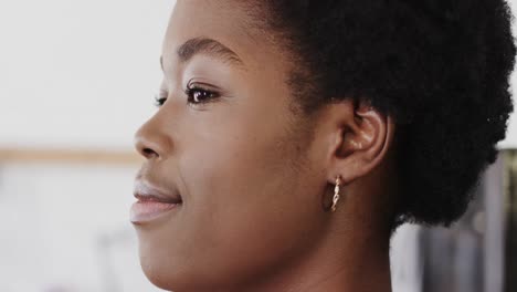 retrato de una feliz trabajadora afroamericana en un taller de joyería en cámara lenta