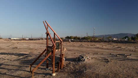 Hölzerne-Kirchenkreuzstruktur-Am-Bombay-Beach-An-Der-Küste-Von-Salton-Sea-In-Kalifornien,-USA