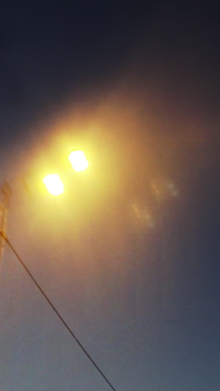 la luz de la calle al anochecer