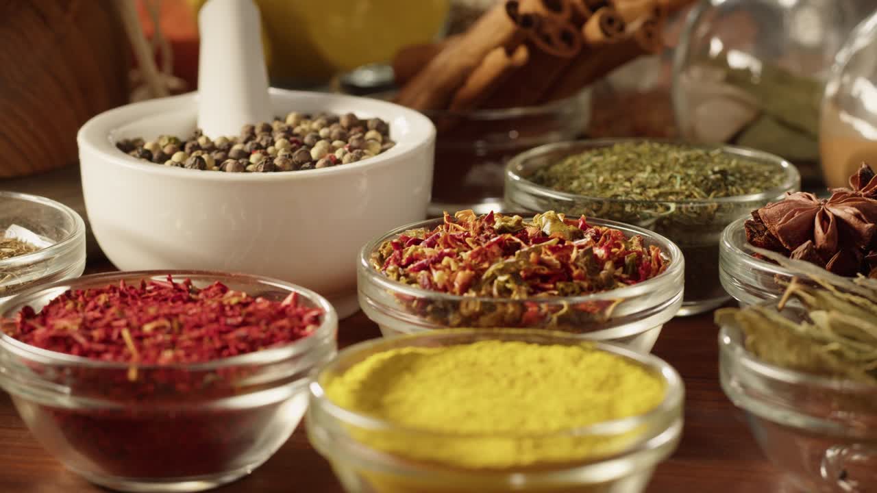 especias coloridas en cuencos de vidrio de cerca. cultura de oriente medio y árabe. condimentos y sabores. pimienta, cilantro, canela, cúrcuma, pimentón, comino. diferentes tipos de hierbas secas para cocinar.