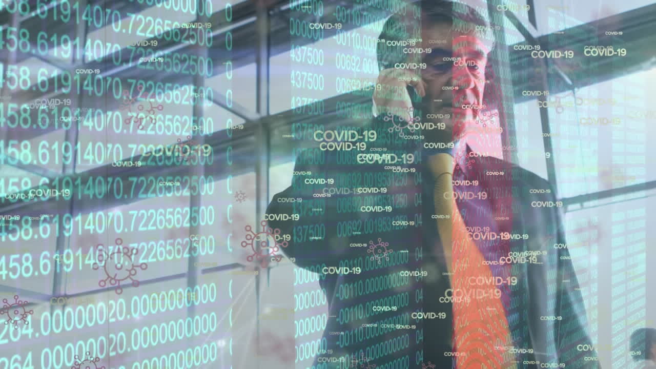 데이터 처리의 애니메이션과 covid-19 텍스트 오버 카우카시안 사업가 사무실에서 일합니다.