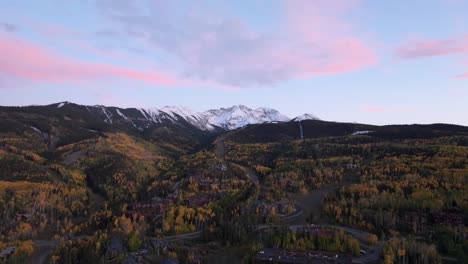 Mountain-vista-and-Telluride-settlement,-popular-recreation-spot-in-Colorado