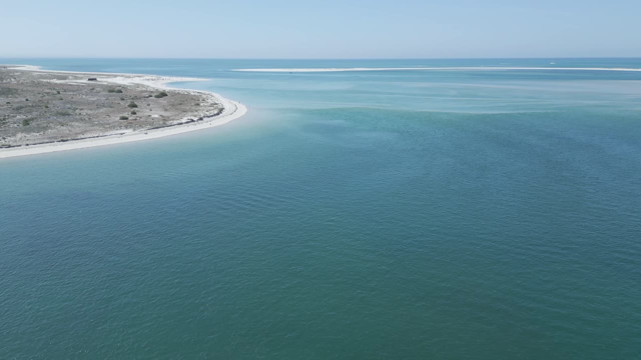 Naturskønt landskabsbillede af den portugisiske kystlinje, hvor Sado-floden møder Atlanterhavet
