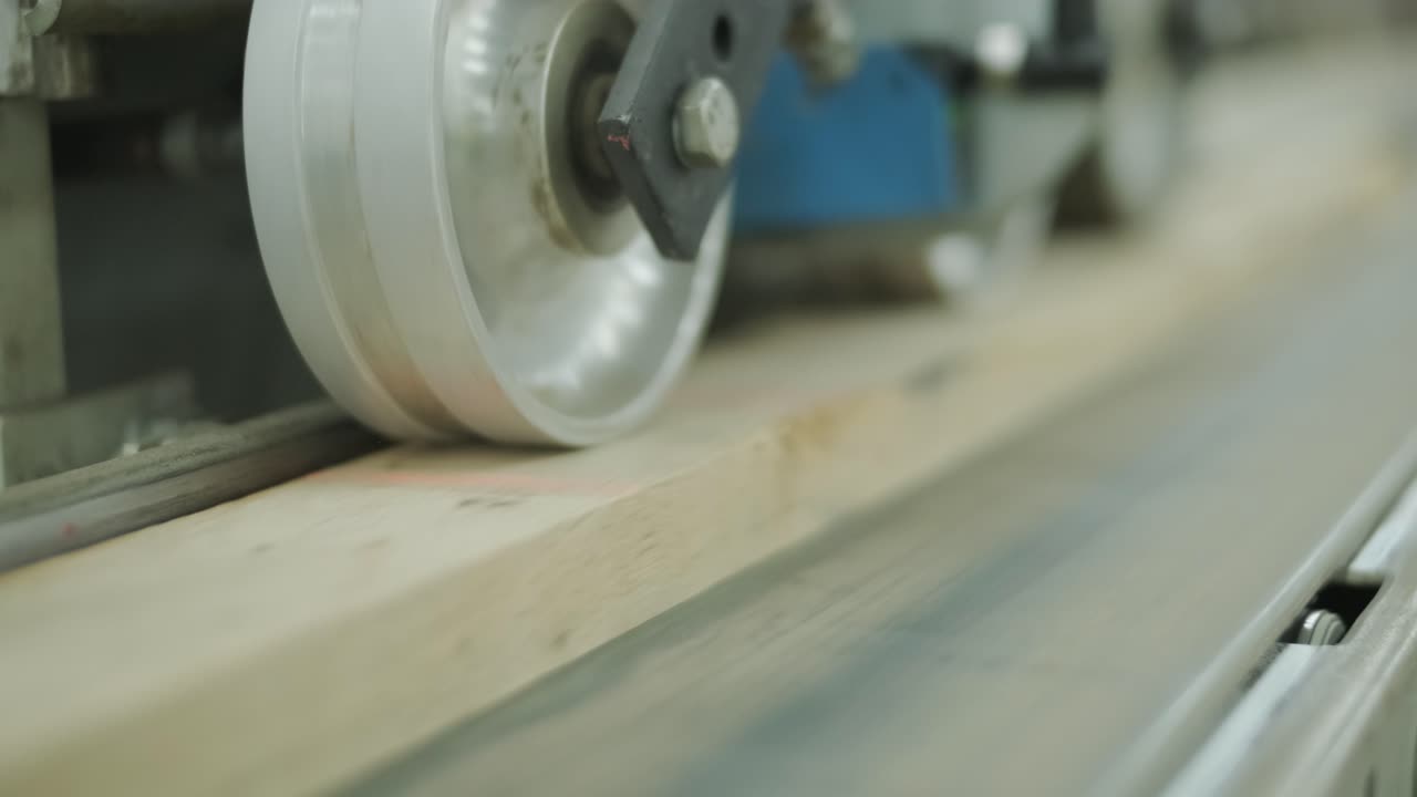Industrieradmaschine bearbeitet Holzbrett