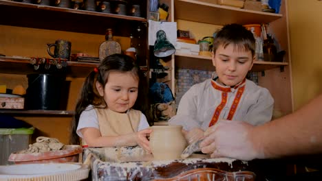 alfarero mostrando cómo trabajar con cerámica en el estudio de cerámica