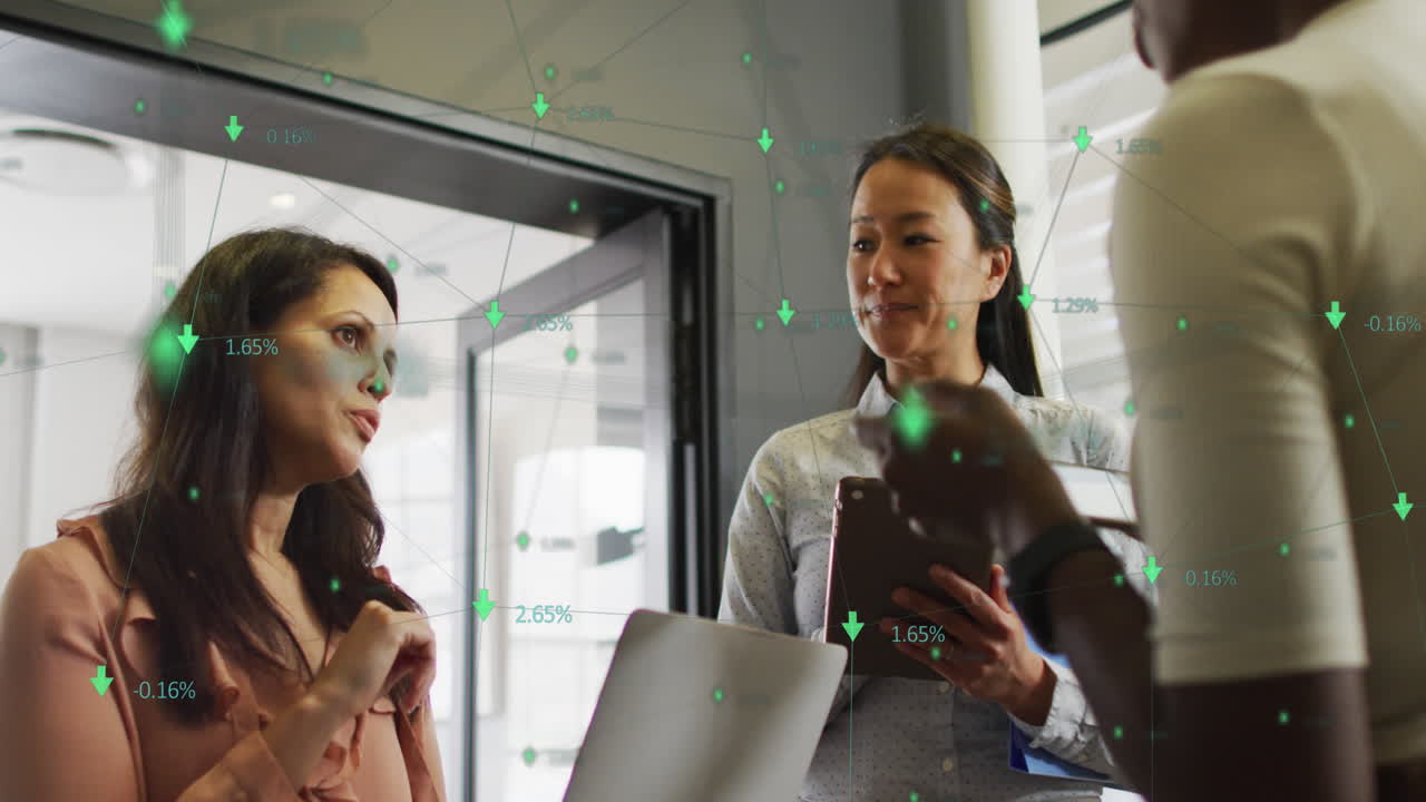 사무실에서 대화하는 다양한 사업가들에 대한 화살표로 데이터 처리의 애니메이션