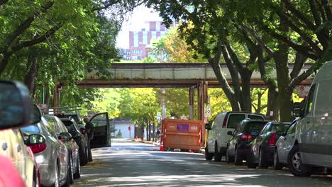 Toma-De-Establecimiento-De-Un-Barrio-En-El-Centro-De-Chicago,-Pasando-Por-El-Tren-Wil-El