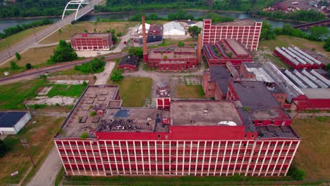 Hermosa-Antena-Cinematográfica-Desde-Un-Edificio-Abandonado-Hasta-El-Centro-Urbano-De-Rockford,-Illinois