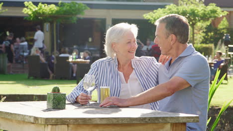 Älteres-Paar-Genießt-Sommergetränk-Im-Freien-Im-Pub