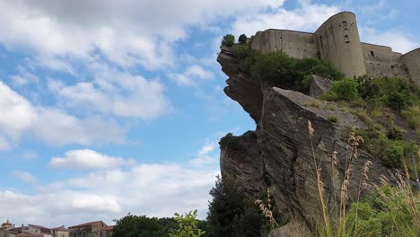 Roccascalegna-in-Abruzzo-seen-from-below,-Italy