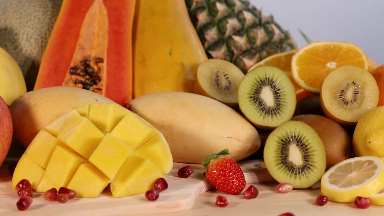 Un vivace assortimento di vari frutti freschi