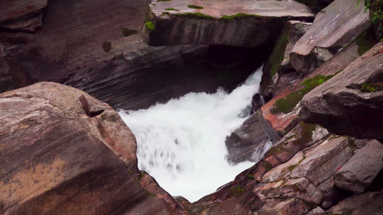 el río pfelderer atraviesa una parte estrecha entre las rocas en el valle de passeier, tirol del sur, italia