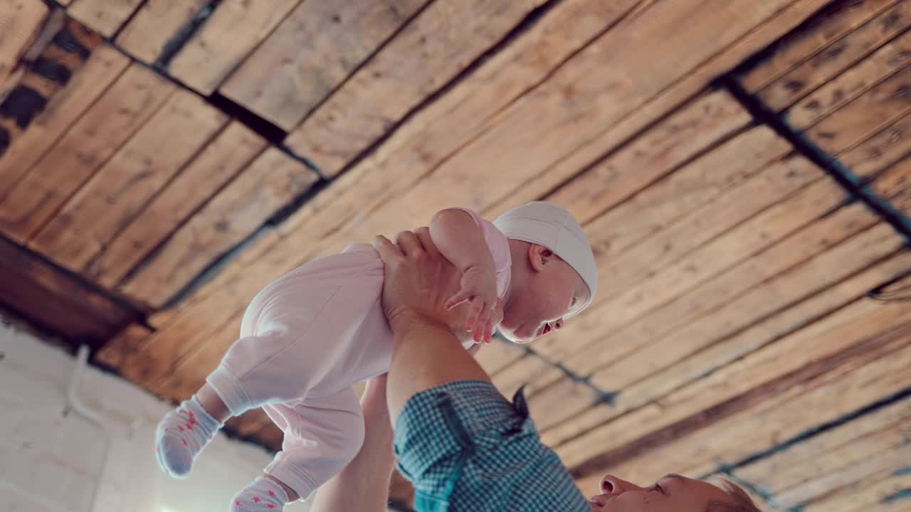 아빠는 아이를 들어 올리고 그와 함께 회전한다. 그들은 서로 미소 짓는다.