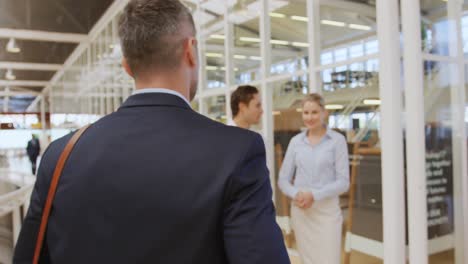 Kollegen-Unterhalten-Sich-Im-Foyer-Einer-Geschäftstagung