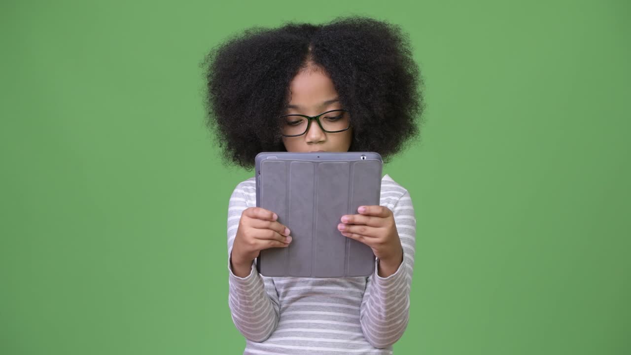 joven africana con cabello afro usando una tableta digital