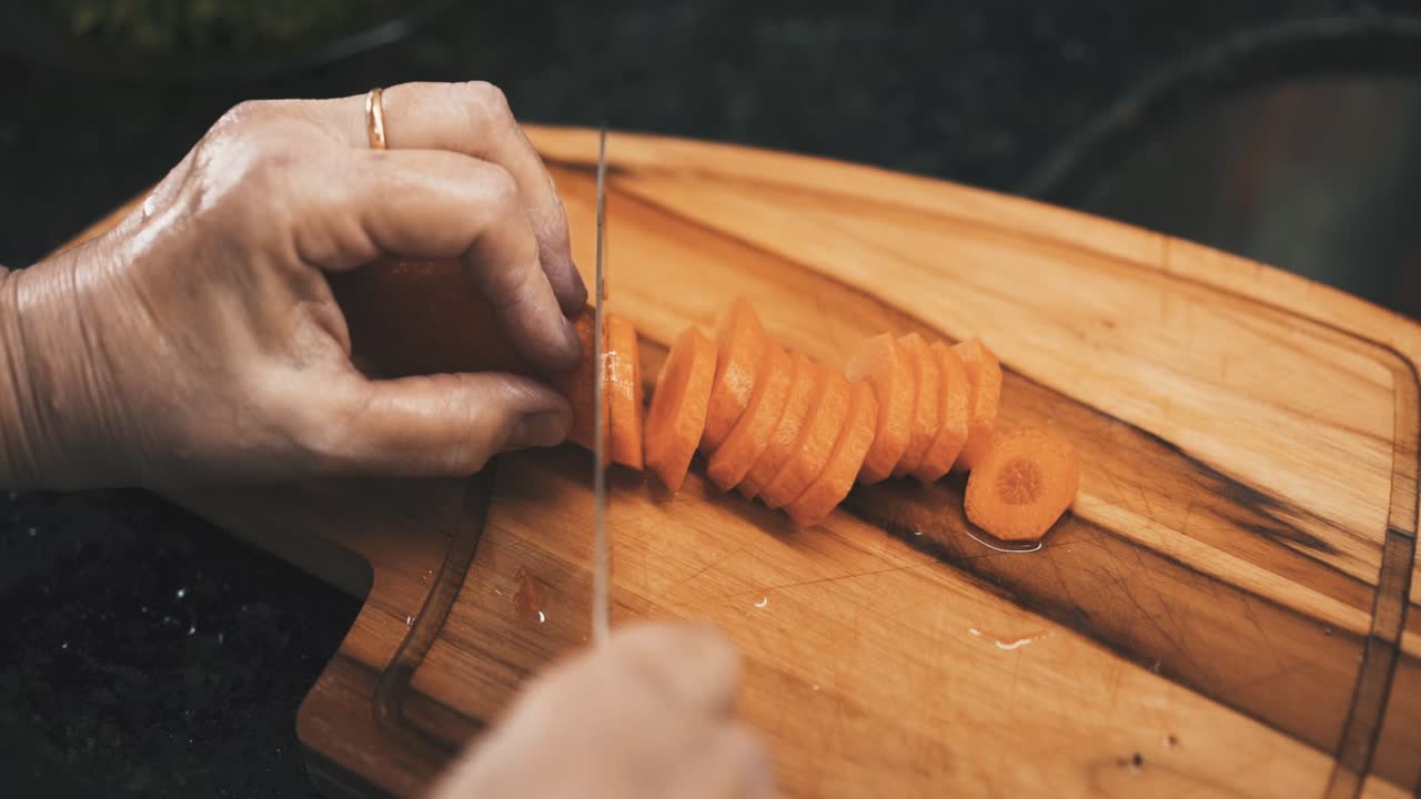 picar zanahorias en tablero de madera perspectiva de vista de arriba hacia abajo