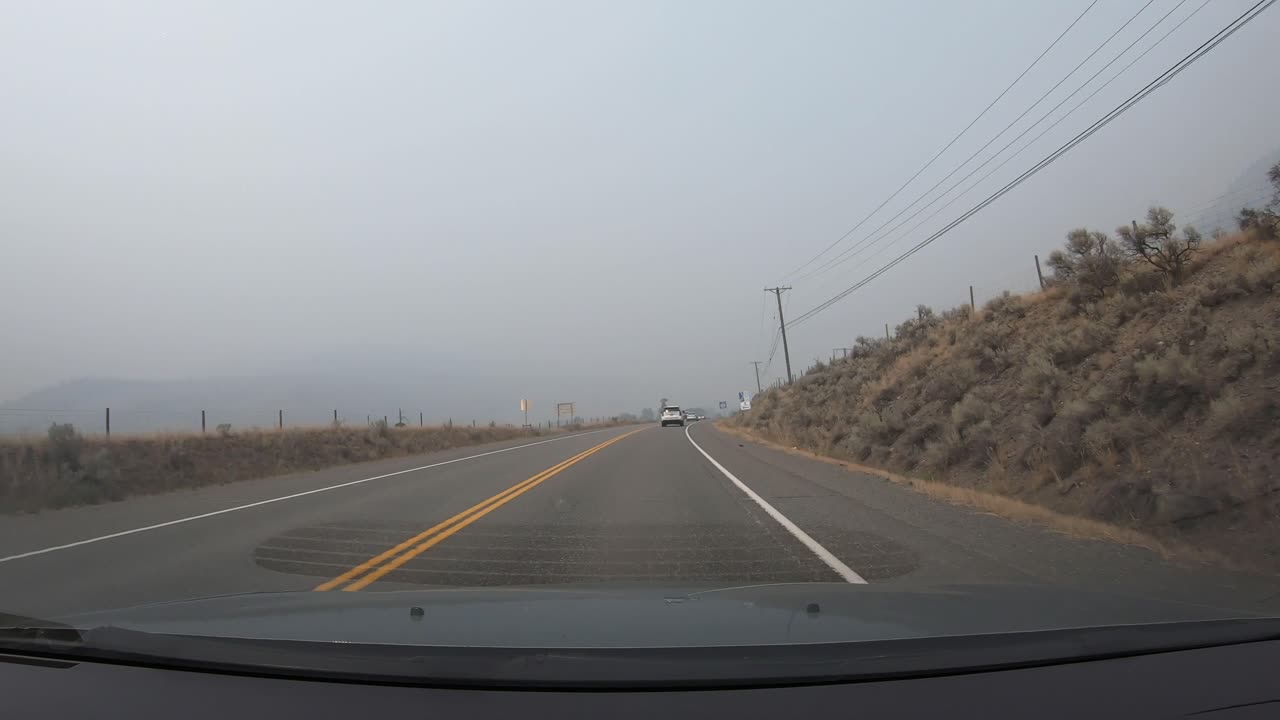 안개 낀 산 풍경 시간 경과에 차를 운전하는 관점