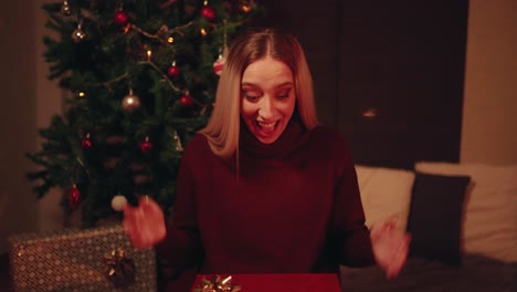 mujer sorprendida recibiendo un regalo de navidad