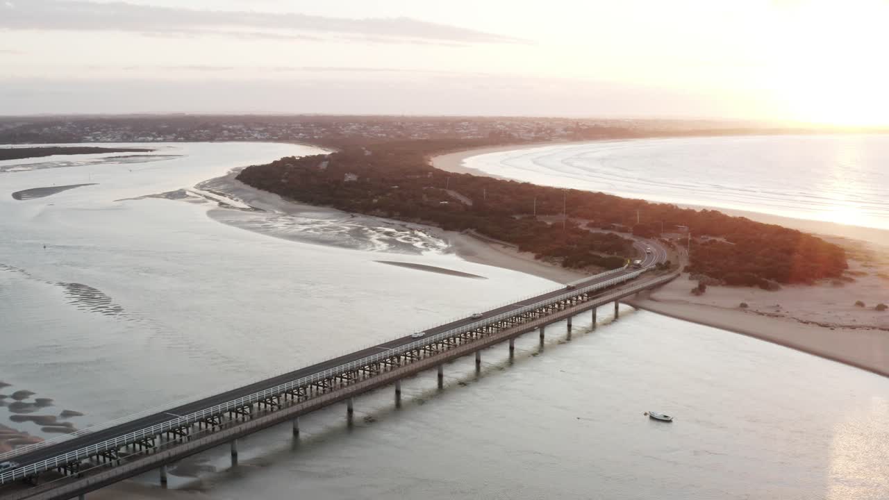 Vista aerea sul ponte di Barwon Heads in Australia durante un'alba dorata.