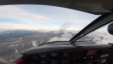 hermoso paisaje paisajístico mientras volaba alrededor de las montañas de whistler - toma aérea