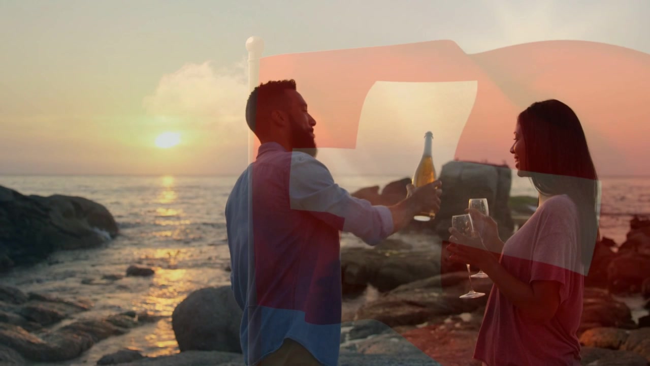 Hombre sosteniendo una botella brindando con una mujer en las rocas al anochecer, mientras una superposición cubre a la pareja con gráficos de viaje.