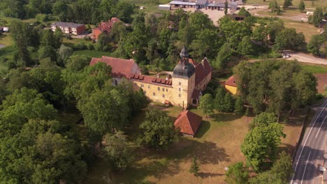 Pequeña-Ciudad-De-Straupe-Junto-Al-Antiguo-Palacio-De-Straupe