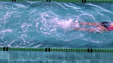 nadadora en forma haciendo el golpe frontal en la piscina