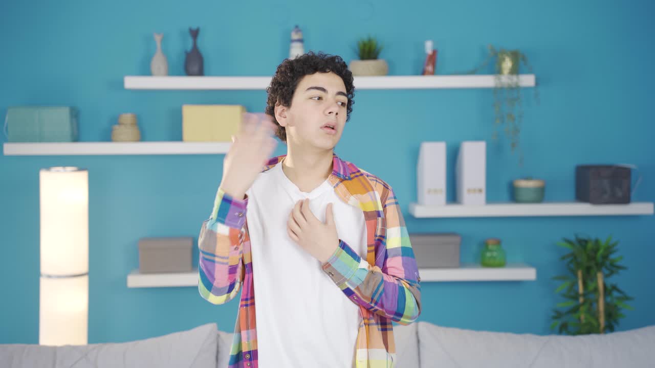 집에서  ⁇ 을 흘리고 질식하는 소년.