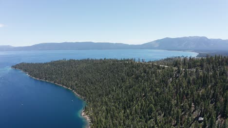 Toma-Aérea-Súper-Amplia-Del-Lago-Tahoe-Y-La-Bahía-Esmeralda-En-El-Verano