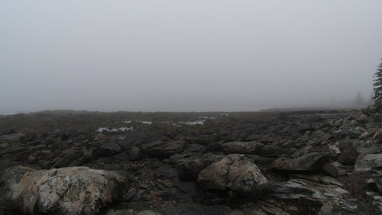 imágenes de drones sobre la hermosa costa rocosa en el estado de maine