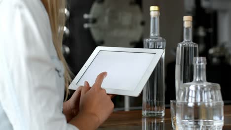 trabajadora que usa una tableta digital en una fábrica de destilería 4k
