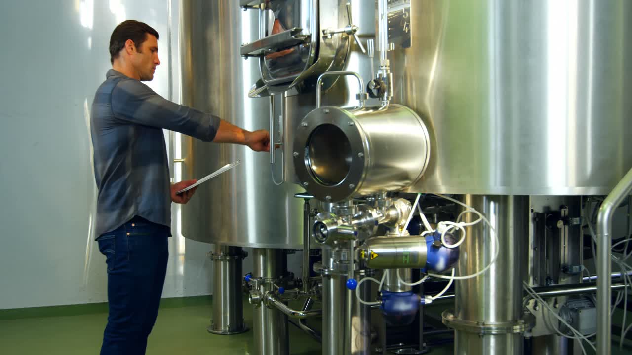 cervecero manteniendo el registro en el clipboard 4k