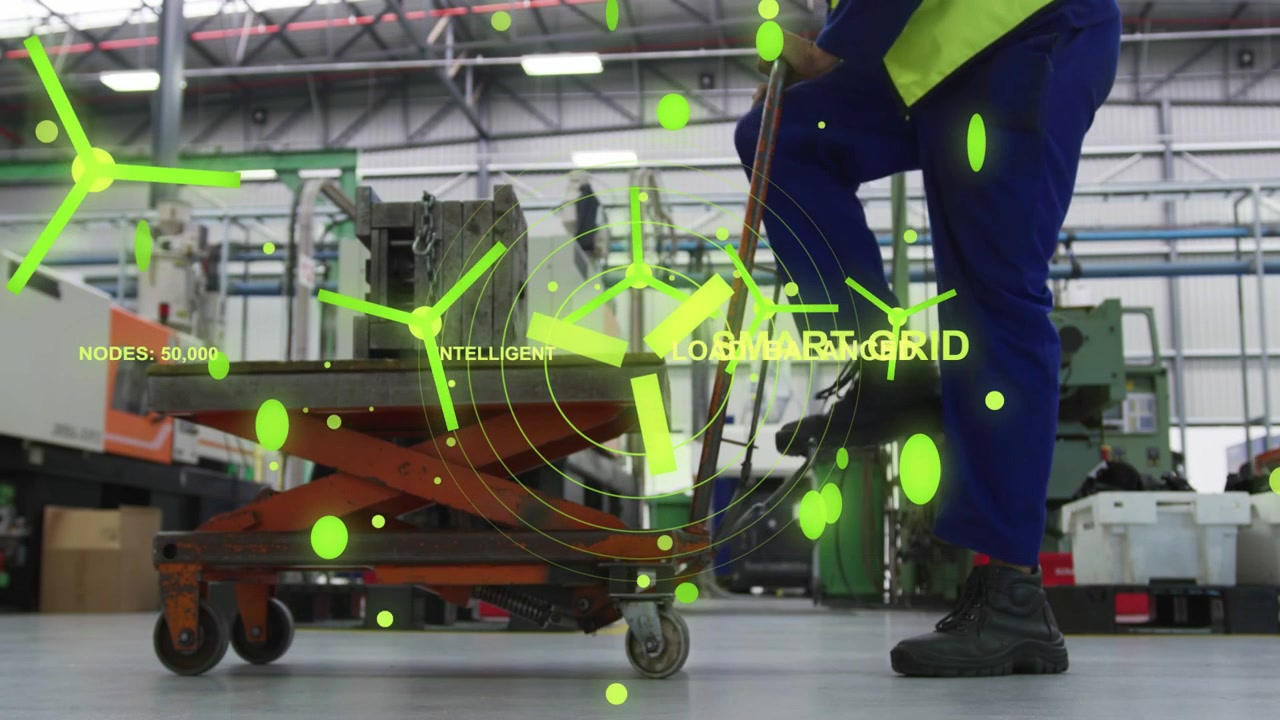 Operaio dello stabilimento in tuta da lavoro e giubbotto di sicurezza giallo che spinge la maniglia di un carrello elevatore sul pavimento dello stabilimento, HUD verde.