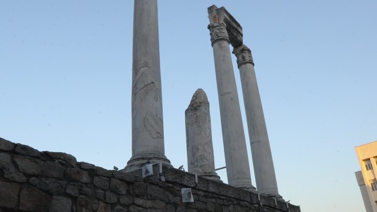 Vista accattivante di antiche colonne romane a Plovdiv contro un sereno cielo al tramonto. L'inquadratura cattura incisioni dettagliate e l'atmosfera storica con illuminazione calda.