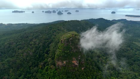 Drones-capture-panoramic-views-of-Dragons-Crest,-Ngon-Nak,-summit