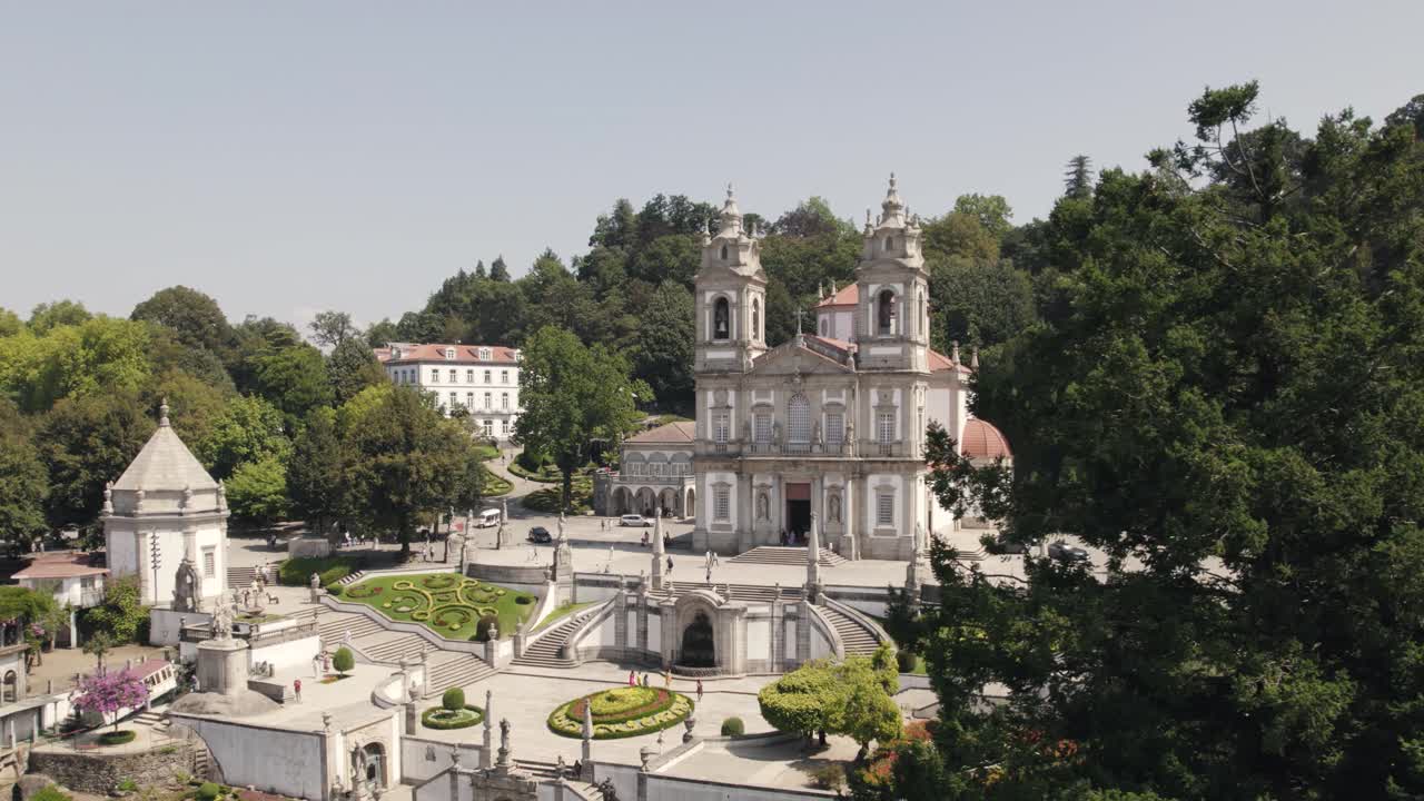 Ripresa aerea cinematografica che svela lo spettacolare Santuario Basilica del Bom Jesus do Monte a Braga