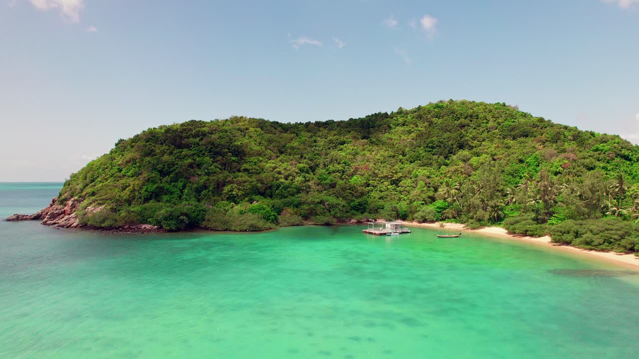 태국 코팡안 섬에 있는 매하드와 코마의 4k 공중 드론 영상은 구름이 머리 위로 움직이는 모래톱 위로 앞으로 나아갑니다.